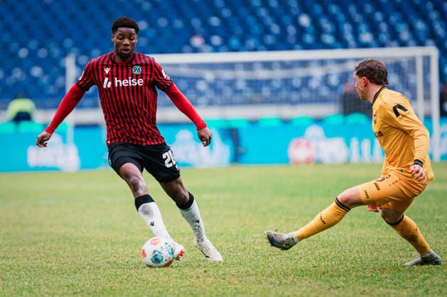 2. Bundesliga: Hannover 96 vs. Dynamo Dresden, 22.02.2026 Ime Daniel Okon (Hannover 96, 20) am Ball; Fußball, 2. Bundesliga, 23. Spieltag: Hannover 96 vs. Dynamo Dresden am 22.02.2026 in der Heinz von Heiden Arena, Hannover DFL REGULATIONS PROHIBIT ANY USE OF PHOTOGRAPHS AS IMAGE SEQUENCES AND OR QUASI-VIDEO.