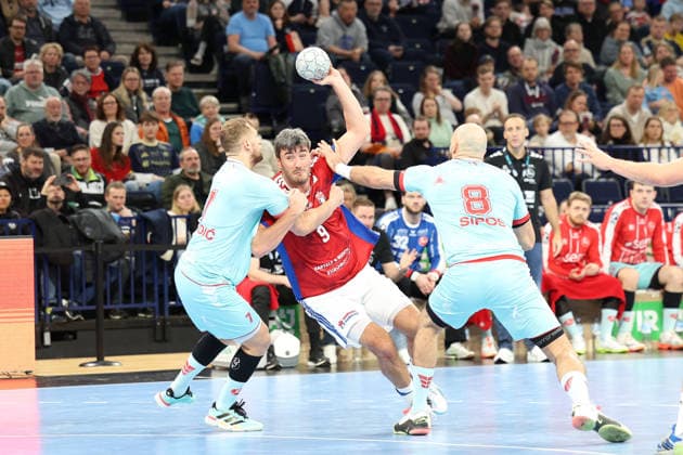 Handball Daikin Handball Bundesliga 2025 2026 - Handball Verein Hamburg vs. MT Melsungen David Mandic (Melsungen),Jacob Arenth Lassen (Hamburg),Adrian Sipos (Melsungen), Barclays Arena Hamburg