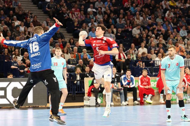 Handball Daikin Handball Bundesliga 2025 2026 - Handball Verein Hamburg vs. MT Melsungen Torwart Nebojsa Simic (Melsungen),Elias Kofler (Hamburg),erfolgreicher Torwurf,David Mandic (Melsungen), Barclays Arena Hamburg