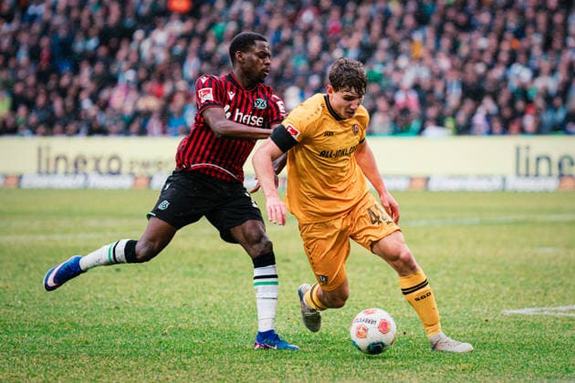2. Bundesliga: Hannover 96 vs. Dynamo Dresden, 22.02.2026 Friedrich Müller (SG Dynamo Dresden, 42) hat den Ball vor Noel Aseko Nkili (Hannover 96, 15); Fußball, 2. Bundesliga, 23. Spieltag: Hannover 96 vs. Dynamo Dresden am 22.02.2026 in der Heinz von Heiden Arena, Hannover DFL REGULATIONS PROHIBIT ANY USE OF PHOTOGRAPHS AS IMAGE SEQUENCES AND OR QUASI-VIDEO.