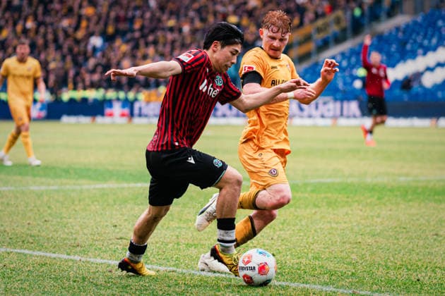 2. Bundesliga: Hannover 96 vs. Dynamo Dresden, 22.02.2026 Daisuke Yokota (Hannover 96, 18) am Ball gegen Robert Wagner (SG Dynamo Dresden, 18); Fußball, 2. Bundesliga, 23. Spieltag: Hannover 96 vs. Dynamo Dresden am 22.02.2026 in der Heinz von Heiden Arena, Hannover DFL REGULATIONS PROHIBIT ANY USE OF PHOTOGRAPHS AS IMAGE SEQUENCES AND OR QUASI-VIDEO.