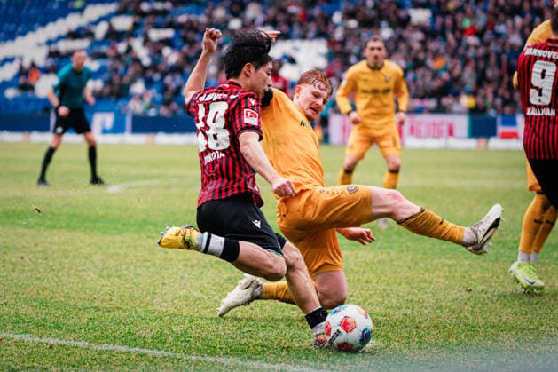 2. Bundesliga: Hannover 96 vs. Dynamo Dresden, 22.02.2026 Daisuke Yokota (Hannover 96, 18) am Ball gegen Robert Wagner (SG Dynamo Dresden, 18); Fußball, 2. Bundesliga, 23. Spieltag: Hannover 96 vs. Dynamo Dresden am 22.02.2026 in der Heinz von Heiden Arena, Hannover DFL REGULATIONS PROHIBIT ANY USE OF PHOTOGRAPHS AS IMAGE SEQUENCES AND OR QUASI-VIDEO.