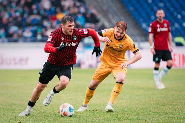 2. Bundesliga: Hannover 96 vs. Dynamo Dresden, 22.02.2026 Paul Benjamin Sven-Eber Källman (Hannover 96, 9) geht an Robert Wagner (SG Dynamo Dresden, 18) vorbei; Fußball, 2. Bundesliga, 23. Spieltag: Hannover 96 vs. Dynamo Dresden am 22.02.2026 in der Heinz von Heiden Arena, Hannover DFL REGULATIONS PROHIBIT ANY USE OF PHOTOGRAPHS AS IMAGE SEQUENCES AND OR QUASI-VIDEO.