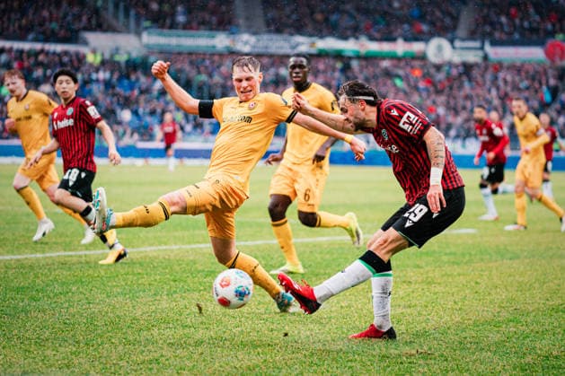 2. Bundesliga: Hannover 96 vs. Dynamo Dresden, 22.02.2026 Kolja Nuno Oudenne (Hannover 96, 29) flankt den Ball, Jonas Sterner (SG Dynamo Dresden, 32) versucht ihn zu blocken; Fußball, 2. Bundesliga, 23. Spieltag: Hannover 96 vs. Dynamo Dresden am 22.02.2026 in der Heinz von Heiden Arena, Hannover DFL REGULATIONS PROHIBIT ANY USE OF PHOTOGRAPHS AS IMAGE SEQUENCES AND OR QUASI-VIDEO.
