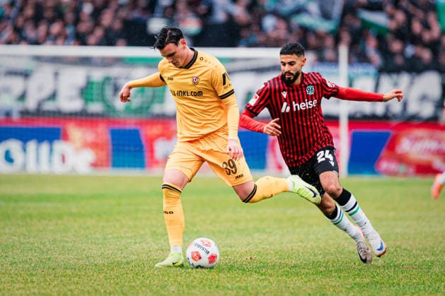 2. Bundesliga: Hannover 96 vs. Dynamo Dresden, 22.02.2026 Thomas Keller (SG Dynamo Dresden, 39) spielt den Ball, dahinter Elias Saad (Hannover 96, 24); Fußball, 2. Bundesliga, 23. Spieltag: Hannover 96 vs. Dynamo Dresden am 22.02.2026 in der Heinz von Heiden Arena, Hannover DFL REGULATIONS PROHIBIT ANY USE OF PHOTOGRAPHS AS IMAGE SEQUENCES AND OR QUASI-VIDEO.