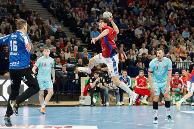 Handball 1. Handball-Bundesliga, Daikin HBL 2025 2026 - Handball Verein Hamburg (HSVH) vs. MT Melsungen Elias Kofler (Hamburg) im Duell mit Torwart Nebojsa Simic (Melsungen) . Barclays Arena Hamburg Hamburg Foto: Frank Schoof