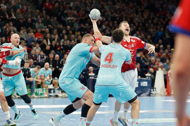 Handball 1. Handball-Bundesliga, Daikin HBL 2025 2026 - Handball Verein Hamburg (HSVH) vs. MT Melsungen Moritz Sauter (Hamburg) im Zweikampf mit Dainis Kristopans (Melsungen) und Nikolaj Enderleit (Melsungen) . Barclays Arena Hamburg Hamburg Foto: Frank Schoof