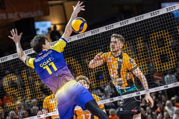 22.02.26, Volleyball, Männer: BR Volleys - Volley Goats Mitteldeutschland, Bundesliga, 23. Spieltag, Max-Schmeling-Halle. Florian Krage (BR Volleys) spielt den Ball ueber das Netz. BR Volleys - Volley Goats Mitteldeutschland,