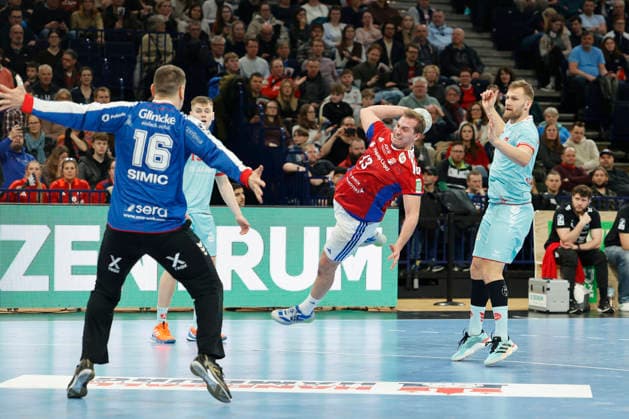 Handball 1. Handball-Bundesliga, Daikin HBL 2025 2026 - Handball Verein Hamburg (HSVH) vs. MT Melsungen Niklas Weller (Hamburg) wirft aufs Tor von Torwart Nebojsa Simic (Melsungen) . Barclays Arena Hamburg Hamburg Foto: Frank Schoof