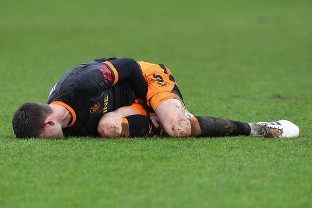 Fußball 2. Bundesliga 23. Spieltag SC Preußen Münster - 1. FC Kaiserslautern am 22.02.2026 im LVM-Preußenstadion in Münster Fabian Kunze ( Kaiserslautern ) verletzt am Boden DFL regulations prohibit any use of photographs as image sequences and or quasi-video.