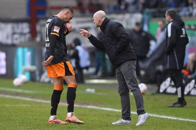 Fußball 2. Bundesliga 23. Spieltag SC Preußen Münster - 1. FC Kaiserslautern am 22.02.2026 im LVM-Preußenstadion in Münster Kenny Prince Redondo ( Kaiserslautern ), links - Torsten Lieberknecht ( Trainer Cheftrainer Kaiserslautern ), rechts DFL regulations prohibit any use of photographs as image sequences and or quasi-video.