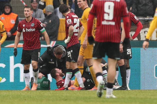 22.02.2026, xtgx, Fussball 2. Bundesliga, Hannover 96 - SG Dynamo Dresden emspor, v.l. Boris Tomiak (Hannover, 3) verletzt, Verletzung, injury, injured (DFL DFB REGULATIONS PROHIBIT ANY USE OF PHOTOGRAPHS as IMAGE SEQUENCES and or QUASI-VIDEO) Hannover