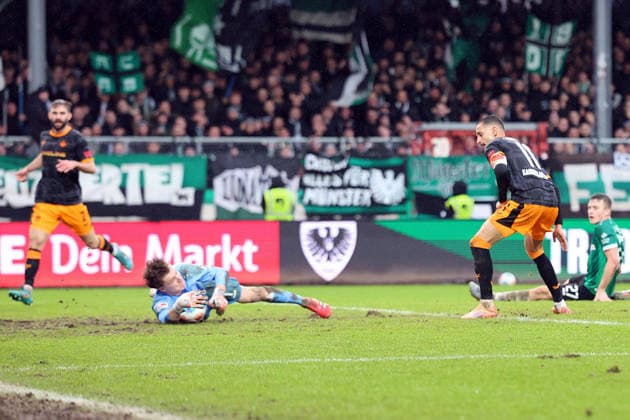 22.02.2026, xrekx, Fussball 2.Bundesliga, Preußen Münster - 1.FC Kaiserslautern v.l. Kenny-Prince Redondo (1.FC Kaiserslautern) mit der Hacke Johannes Schenk (Preussen Muenster) (DFL DFB REGULATIONS PROHIBIT ANY USE OF PHOTOGRAPHS as IMAGE SEQUENCES and or QUASI-VIDEO) Münster