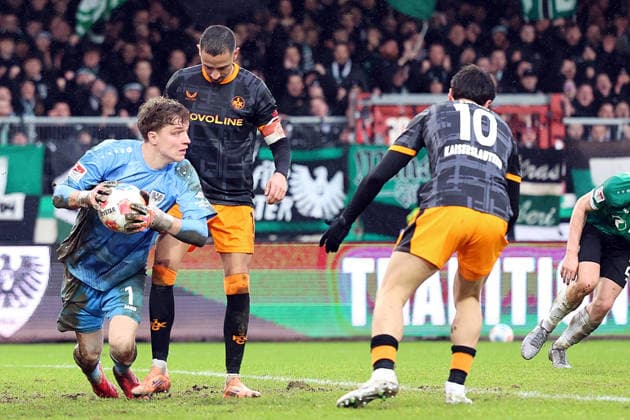 22.02.2026, xrekx, Fussball 2.Bundesliga, Preußen Münster - 1.FC Kaiserslautern v.l. Johannes Schenk (Preussen Muenster) Kenny-Prince Redondo (1.FC Kaiserslautern) mit der Hacke (DFL DFB REGULATIONS PROHIBIT ANY USE OF PHOTOGRAPHS as IMAGE SEQUENCES and or QUASI-VIDEO) Münster
