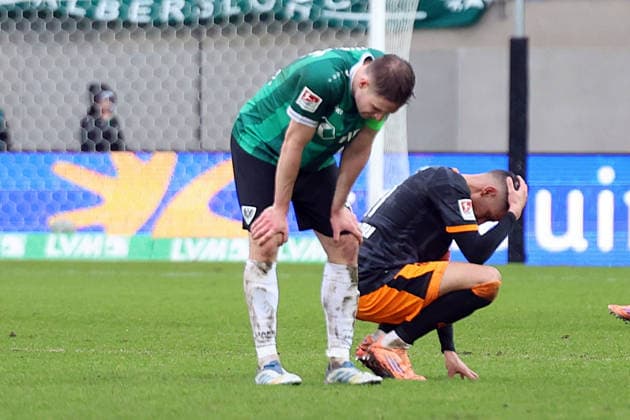 22.02.2026, xrekx, Fussball 2.Bundesliga, Preußen Münster - 1.FC Kaiserslautern v.l. Spielende Paul Jaeckel (Preussen Muenster) Kenny-Prince Redondo (1.FC Kaiserslautern) enttaeuscht, enttäuscht, schaut enttaeuscht, traurig, frustriert, niedergeschlagen, disappointed, sad, frustrated (DFL DFB REGULATIONS PROHIBIT ANY USE OF PHOTOGRAPHS as IMAGE SEQUENCES and or QUASI-VIDEO) Münster