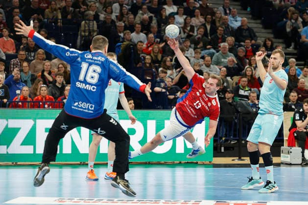 Handball 1. Handball-Bundesliga, Daikin HBL 2025 2026 - Handball Verein Hamburg (HSVH) vs. MT Melsungen Niklas Weller (Hamburg) wirft aufs Tor von Torwart Nebojsa Simic (Melsungen) . Barclays Arena Hamburg Hamburg Foto: Frank Schoof