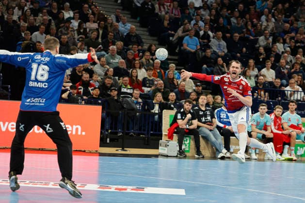 Handball 1. Handball-Bundesliga, Daikin HBL 2025 2026 - Handball Verein Hamburg (HSVH) vs. MT Melsungen Casper U. Mortensen(Hamburg) wirft aufs Tor von Torwart Nebojsa Simic (Melsungen) . Barclays Arena Hamburg Hamburg Foto: Frank Schoof