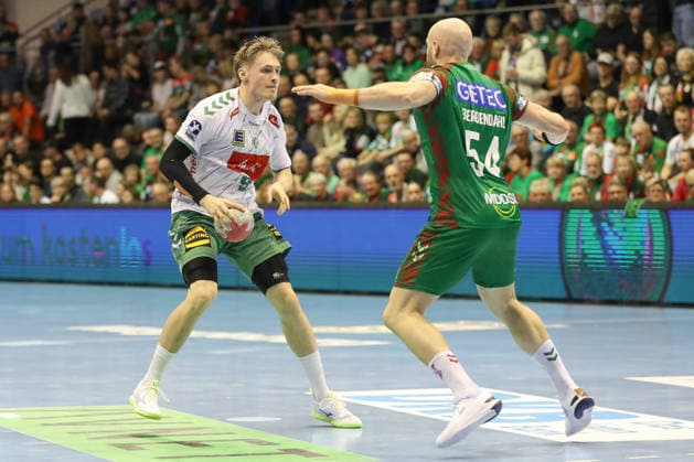 22.02.2026, xgox, Handball - Daikin HBL SC Magdeburg - GWD Minden emspor, v.l. Morten Hempel Jensen (Minden, 9), Oscar Bergendahl (Magdeburg, 54) Zweikampf, Duell, Kampf, tackle Magdeburg