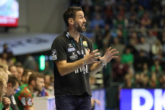 22.02.2026, xgox, Handball - Daikin HBL SC Magdeburg - GWD Minden emspor, v.l. Bennet Wiegert (Magdeburg, Trainer) gibt Anweisungen, gestikuliert mit den Armen, gesticulate, gives instructions Magdeburg