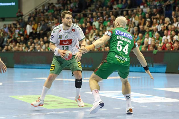 22.02.2026, xgox, Handball - Daikin HBL SC Magdeburg - GWD Minden emspor, v.l. Ian Weber (Minden, 13), Oscar Bergendahl (Magdeburg, 54) Zweikampf, Duell, Kampf, tackle Magdeburg