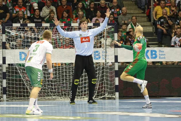 22.02.2026, xgox, Handball - Daikin HBL SC Magdeburg - GWD Minden emspor, v.l. Malte Semisch (Minden, 1) beim Siebenmeter Tim Hornke (Magdeburg, 17) Magdeburg