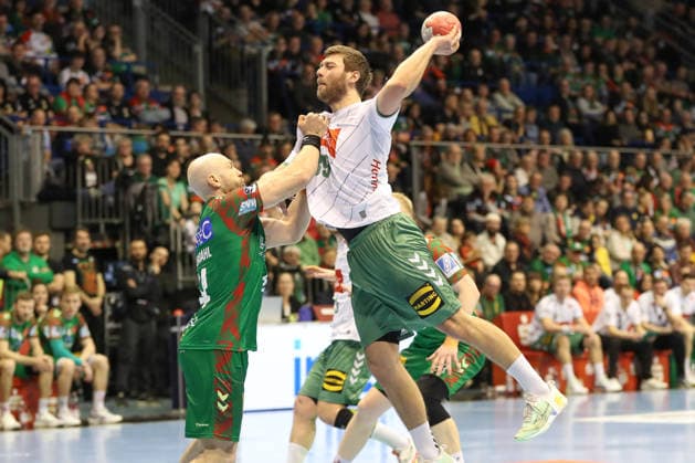 22.02.2026, xgox, Handball - Daikin HBL SC Magdeburg - GWD Minden emspor, v.l. Oscar Bergendahl (Magdeburg, 54), Malte Donker (Minden, 39) Zweikampf, Duell, Kampf, tackle Magdeburg
