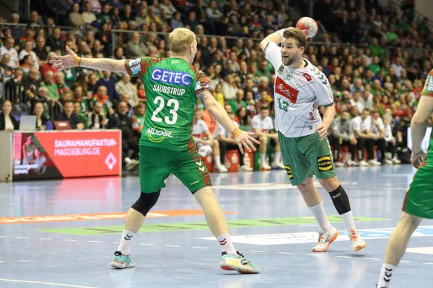 22.02.2026, xgox, Handball - Daikin HBL SC Magdeburg - GWD Minden emspor, v.l. Magnus Saugstrup (Magdeburg, 23), Ian Weber (Minden, 13) Zweikampf, Duell, Kampf, tackle Magdeburg