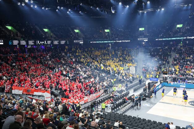 Der SAP Garden vor dem Spiel mit den Fanbloecken von Alba Berlin und Bamberg Baskets, GER, BMA365 Bamberg Baskets vs. Alba Berlin, Basketball, BBL Pokal, BMW TOP FOUR, Finale, Saison 2025 2026, 22.02.2026, GER, BMA365 Bamberg Baskets vs. Alba Berlin, Basketball, BBL Pokal, BMW TOP FOUR, Finale, Saison 2025 2026, 22.02.2026 Muenchen Copyright: xEibner-Pressefoto JennixMaulx EP_JML