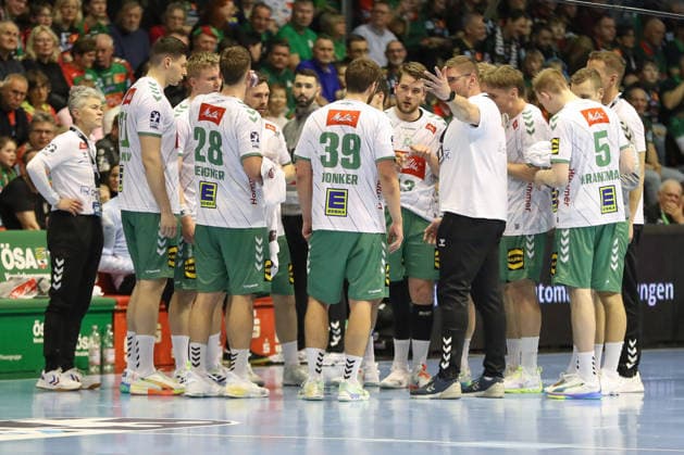 22.02.2026, xgox, Handball - Daikin HBL SC Magdeburg - GWD Minden emspor, v.l. Minden während der Auszeit Magdeburg