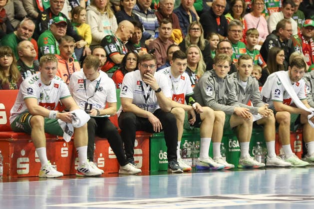 22.02.2026, xgox, Handball - Daikin HBL SC Magdeburg - GWD Minden emspor, v.l. Aaron Ziercke (Minden, Trainer) sitzt nachdenklich auf der Bank Magdeburg