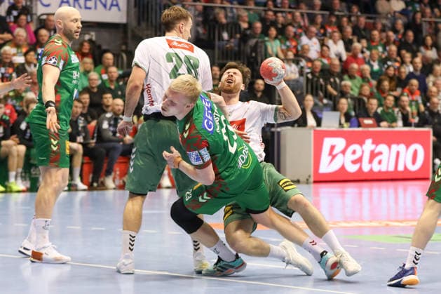 22.02.2026, xgox, Handball - Daikin HBL SC Magdeburg - GWD Minden emspor, v.l. Max Staar (Minden, 27) und Magnus Saugstrup (Magdeburg, 23) Zweikampf, Duell, Kampf, tackle Magdeburg