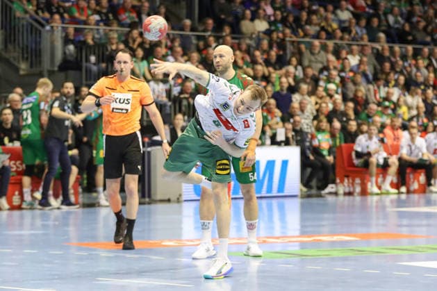 22.02.2026, xgox, Handball - Daikin HBL SC Magdeburg - GWD Minden emspor, v.l. Florian Kranzmann (Minden, 5) beim Siebenmeter Magdeburg