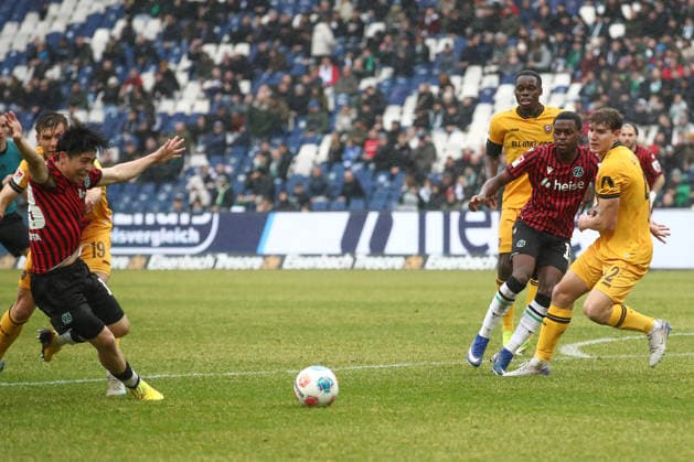 22.02.2026, xtgx, Fussball 2. Bundesliga, Hannover 96 - SG Dynamo Dresden emspor, v.l. Alexander Rossipal (Dresden, 19), Daisuke Yokota (Hannover, 18) Zweikampf, Duell, Kampf, tackle (DFL DFB REGULATIONS PROHIBIT ANY USE OF PHOTOGRAPHS as IMAGE SEQUENCES and or QUASI-VIDEO) Hannover
