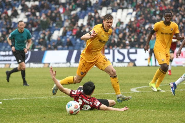 22.02.2026, xtgx, Fussball 2. Bundesliga, Hannover 96 - SG Dynamo Dresden emspor, v.l. Alexander Rossipal (Dresden, 19), Daisuke Yokota (Hannover, 18) Zweikampf, Duell, Kampf, tackle (DFL DFB REGULATIONS PROHIBIT ANY USE OF PHOTOGRAPHS as IMAGE SEQUENCES and or QUASI-VIDEO) Hannover