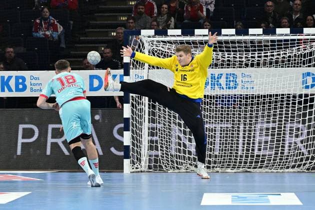Handball I Herren I Bundesliga l Daikin HBL I Handball Sportverein Hamburg - MT Melsungen I Spieltag I Saison 2025-2026 I HSVH I 22.02.2026 I v.l. Drosten Florian (MT Melsungen) und Haug Robin (HSV Hamburg) haelt den 7meter , Sportarena : Barclays Arena Hamburg, Stellingen Hamburg Deutschland