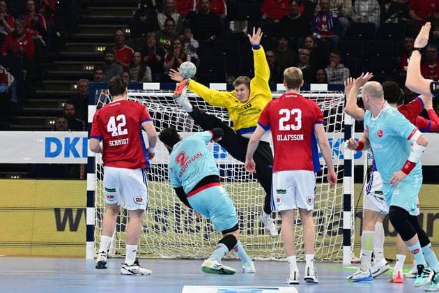 Handball I Herren I Bundesliga l Daikin HBL I Handball Sportverein Hamburg - MT Melsungen I Spieltag I Saison 2025-2026 I HSVH I 22.02.2026 I v.l. Schmidt Jan (HSV Hamburg) , Marchan Ruben (MT Melsungen) , Haug Robin (HSV Hamburg) haelt den Ball , Olafsson Einar (HSV Hamburg) , Sportarena : Barclays Arena Hamburg, Stellingen Hamburg Deutschland