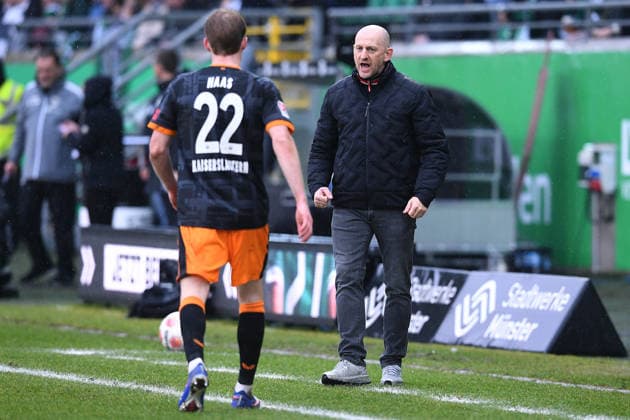Fußball 2. Bundesliga 23. Spieltag SC Preußen Münster - 1. FC Kaiserslautern am 22.02.2026 im LVM-Preußenstadion in Münster Mika Haas ( Kaiserslautern ), vorne - Torsten Lieberknecht ( Trainer Cheftrainer Kaiserslautern ), hinten DFL regulations prohibit any use of photographs as image sequences and or quasi-video.