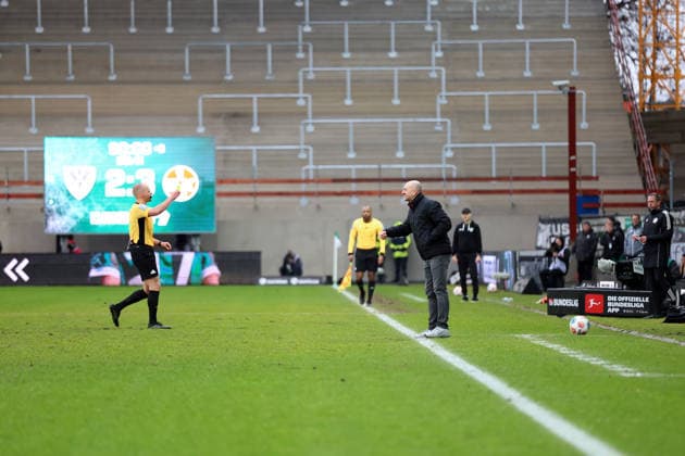 22.02.2026, xrekx, Fussball 2.Bundesliga, Preußen Münster - 1.FC Kaiserslautern v.l. Schiedsrichter Referee Patrick Schwengers Torsten Lieberknecht Trainer (1.FC Kaiserslautern) hat eine Gelb Karte erhalten, received a yellow card (DFL DFB REGULATIONS PROHIBIT ANY USE OF PHOTOGRAPHS as IMAGE SEQUENCES and or QUASI-VIDEO) Münster