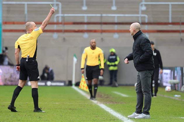 22.02.2026, xrekx, Fussball 2.Bundesliga, Preußen Münster - 1.FC Kaiserslautern v.l. Schiedsrichter Referee Patrick Schwengers Torsten Lieberknecht Trainer (1.FC Kaiserslautern) hat eine Gelb Karte erhalten, received a yellow card (DFL DFB REGULATIONS PROHIBIT ANY USE OF PHOTOGRAPHS as IMAGE SEQUENCES and or QUASI-VIDEO) Münster