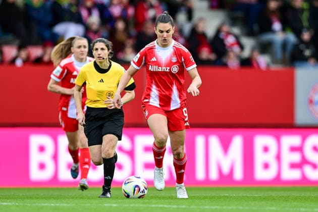 Jovana DAMNJANOVIC (FC Bayern Muenchen, FCB, 9) am Ball, 22.02.2026, München (Deutschland), Fussball, Google Pixel Frauen-Bundesliga, FC Bayern München - VfL Wolfsburg, DFB DFL REGULATIONS PROHIBIT ANY USE OF PHOTOGRAPHS AS IMAGE SEQUENCES AND OR QUASI-VIDEO.