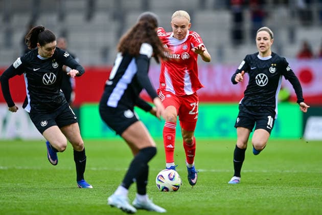 v.li.: Caitlin Dijkstra (Wolfsburg, 3) Kessya Bussy (Wolfsburg, 19) Pernille HARDER (FC Bayern Muenchen, FCB, 21) Svenja Huth (Wolfsburg, 10) im Zweikampf, Duell, duel, tackle, Dynamik, Action, Aktion, 22.02.2026, München (Deutschland), Fussball, Google Pixel Frauen-Bundesliga, FC Bayern München - VfL Wolfsburg, DFB DFL REGULATIONS PROHIBIT ANY USE OF PHOTOGRAPHS AS IMAGE SEQUENCES AND OR QUASI-VIDEO.