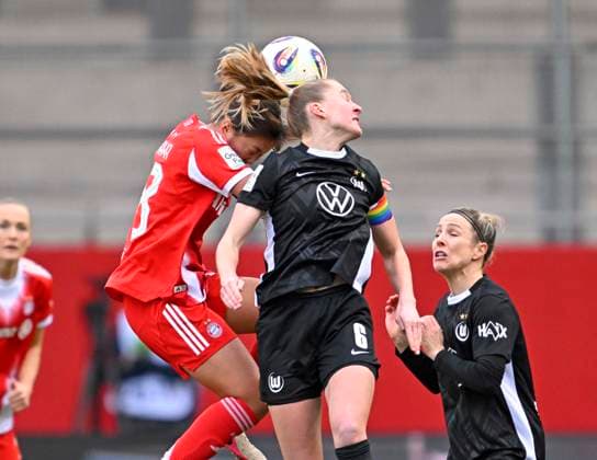 22.02.2026, Google Pixel Frauen-Fussball Bundesliga 2025 2026, 19.Spieltag, FC Bayern München - VfL Wolfsburg, im Bayern-Campus München, v.l. Momoko Tanikawa (FC Bayern München) gegen Janina Minge (VfL Wolfsburg).
