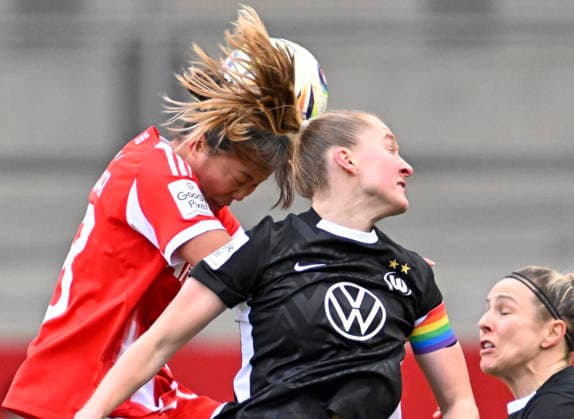 22.02.2026, Google Pixel Frauen-Fussball Bundesliga 2025 2026, 19.Spieltag, FC Bayern München - VfL Wolfsburg, im Bayern-Campus München, v.l. Momoko Tanikawa (FC Bayern München) gegen Janina Minge (Wolfsburg).