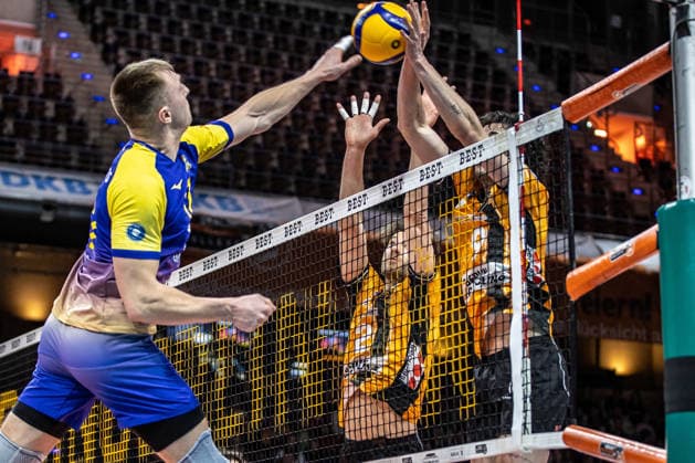 22.02.26, Volleyball, Männer: BR Volleys - Volley Goats Mitteldeutschland, Bundesliga, 23. Spieltag, Max-Schmeling-Halle. Valdas Listanskis (Volley Goats) spielt den Ball gegen den Block von Matthew Knigge (BR Volleys) und Nolan Flexen (BR Volleys). BR Volleys - Volley Goats Mitteldeutschland,