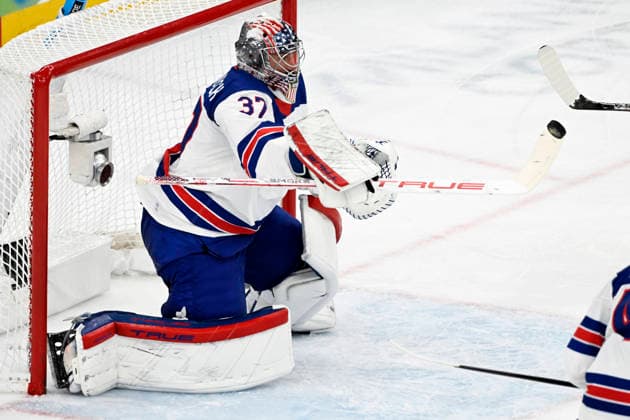 LKS 20260222 Goalkeeper Connor Hellebuyck of USA making a save with his stick during the men s Ice hockey, Eishockey gold medal match between Canada and USA during the Milano Cortina Winter Olympics at the Milano Santagiulia Ice Hockey Arena in Milan on February 22, 2026. - EMMI KORHONEN Milano Italy E1fQZZ58VCQ  Copyright: xEmmixKorhonenx E1fQZZ58VCQ