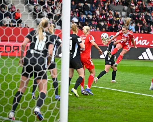 22.02.2026, Google Pixel Frauen-Fussball Bundesliga 2025 2026, 19.Spieltag, FC Bayern München - VfL Wolfsburg, im Bayern-Campus München, Georgia Stanway (FC Bayern München) mit einer Torchance