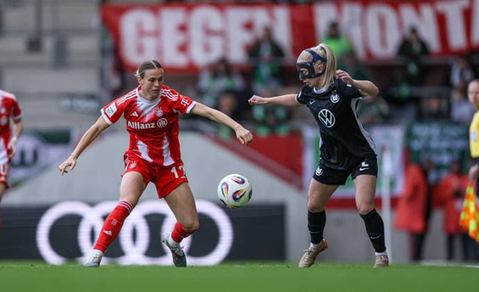 GER, München, FC Bayern München vs Vfl Wolfsburg, Google Pixel Frauen Bundesliga, Fussball, DFB, Spielzeit 2025 2026, FC Bayern Campus, 19. Spieltag im Bild v.l.: Klara Bühl (Bayern München Frauen 17), Thea Bjelde (VfL Wolfsburg Frauen 2), Zweikampf DFB DFL REGULATIONS PROHIBIT ANY USE OF PHOTOGRAPHS AS IMAGE SEQUENCES AND OR QUASI-VIDEO, 22.02.2026 Copyright: HMBxMedia HendrikxHamelau