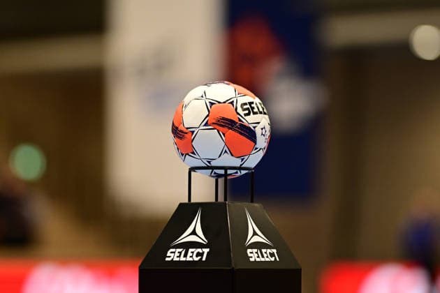 Handball I Frauen I Saison 2025-2026 I EHF European League I VfL Oldenburg - Tertnes Bergen I 22.02.2026 Symbol, Symbolfoto, Symbolbild, Sinnbild, Bildsymbol, Darstellung, Signum, Beispielbild, Musterbild, Referenzbild, Beispielfoto, Stockfoto, Archivaufnahme, Demonstrationsfoto, Vergleichsbild: EHF, EHF European League, Ball auf einem Ständer Buxtehude Halle Nord NEU Niedersachsen Deutschland Copyright: xLobeca FelixxSchlikisx