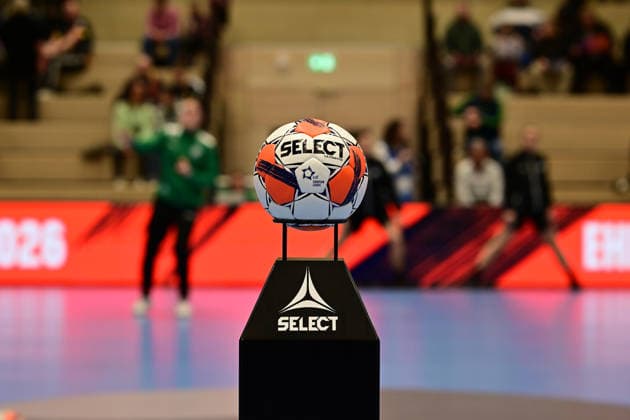 Handball I Frauen I Saison 2025-2026 I EHF European League I VfL Oldenburg - Tertnes Bergen I 22.02.2026 Symbol, Symbolfoto, Symbolbild, Sinnbild, Bildsymbol, Darstellung, Signum, Beispielbild, Musterbild, Referenzbild, Beispielfoto, Stockfoto, Archivaufnahme, Demonstrationsfoto, Vergleichsbild: EHF, EHF European League, Ball auf einem Ständer Buxtehude Halle Nord NEU Niedersachsen Deutschland Copyright: xLobeca FelixxSchlikisx