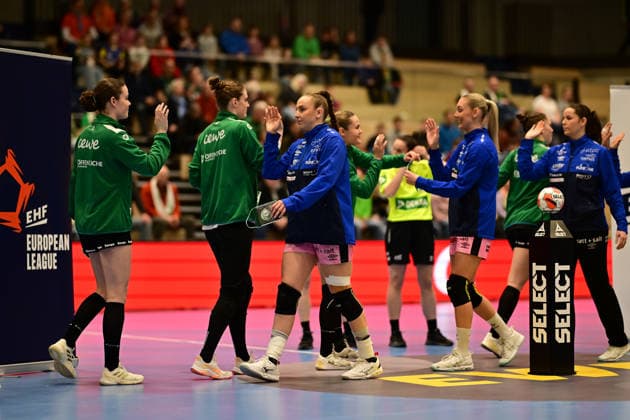 Handball I Frauen I Saison 2025-2026 I EHF European League I VfL Oldenburg - Tertnes Bergen I 22.02.2026 Abklatschen VfL Oldenburg Frauen und Tertnes Bergen Frauen Buxtehude Halle Nord NEU Niedersachsen Deutschland Copyright: xLobeca FelixxSchlikisx